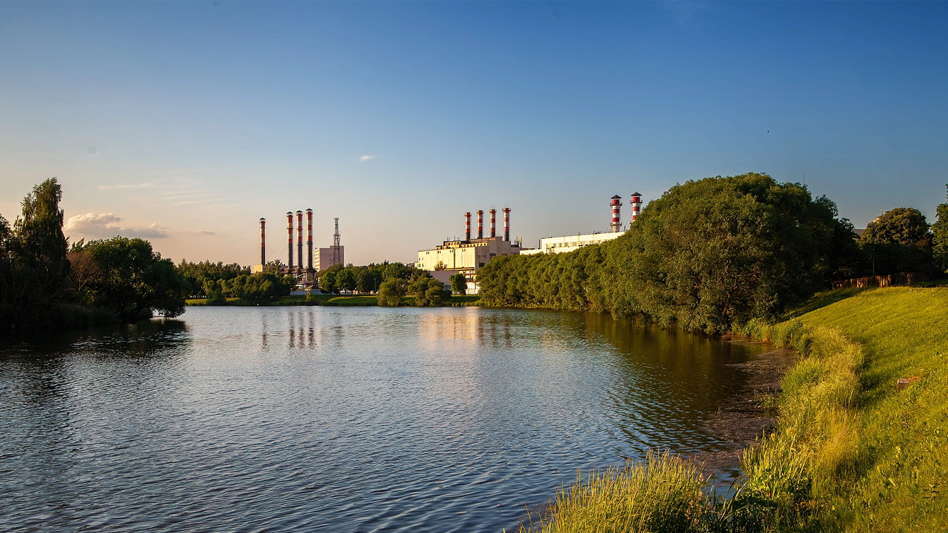 Heat recovery from surface water